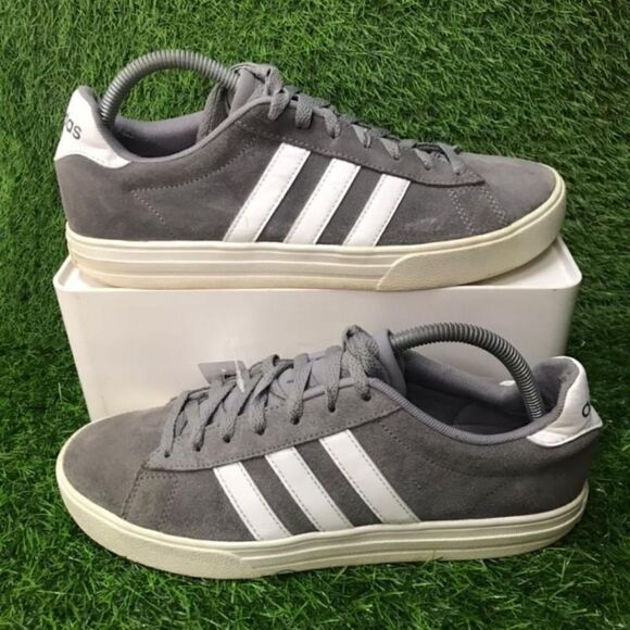 Mens' Adidas suede tennis shoes size 8 - Picture 1 of 8